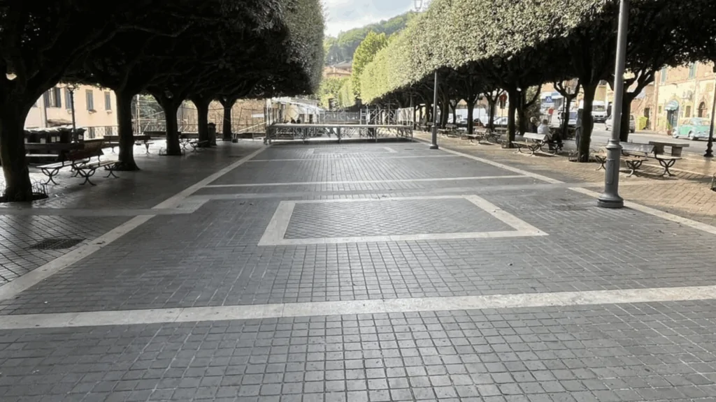 Violenza in piazza a Monte Compatri ragazzini difendono una donna e vengono minacciati con un coltell