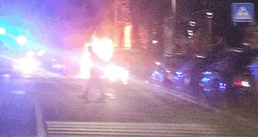 Incendio a Roma: un rogo distrugge 7 scooter e 3 auto al Collatino