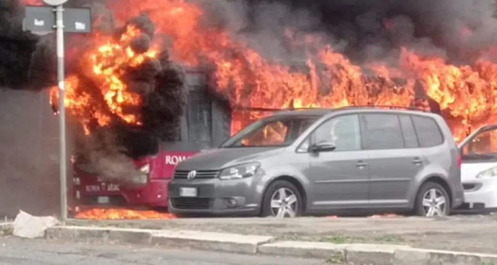 Torpignattara, bus Atac avvolto dalle fiamme: “Colpa di un monopattino sul mezzo”