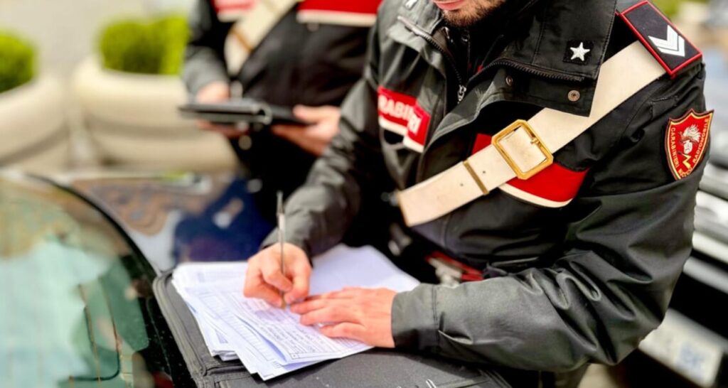 Roma, episodio allarmante 14enne al volante di un’auto rubata sfiora il disastro