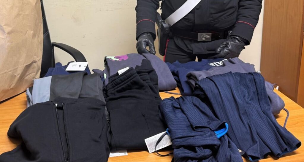 Valmontone Outlet: sorpresi con buste piene di merce rubata in un negozio sportivo