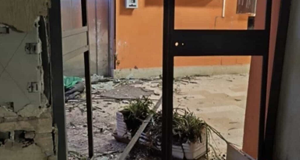 La Rustica, sabato di terrore tra i palazzi bombe sventrano gli androni delle case Ater