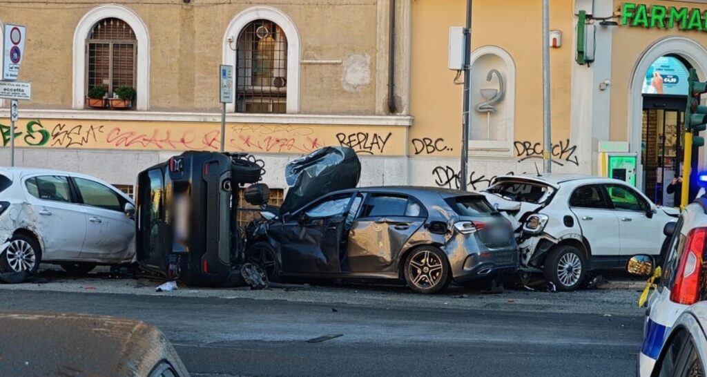 Tragedia in Via Ettore Rolli a Roma: scontro furgone-auto, muore 67enne