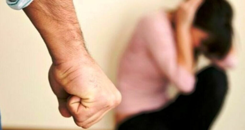 Violenza domestica a Roma pestata dal marito dopo una richiesta di amicizia sui social, obbligata anche a subire rapporti sessuali